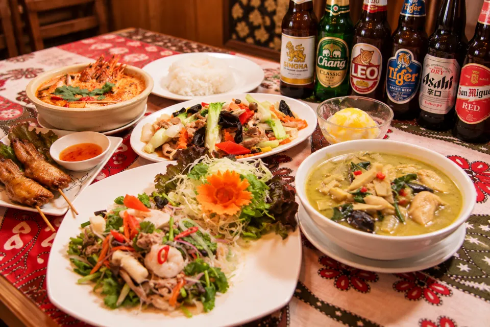 タイレストラン サバイの複数の料理を並べたBコース