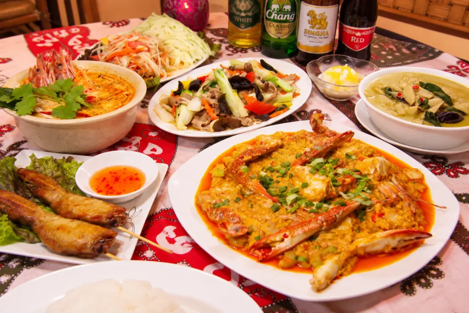 タイレストラン サバイの複数の料理を並べたCコース