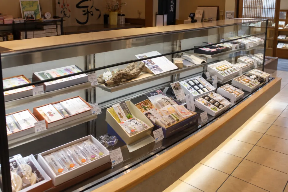 幸家の豆腐加工品が並ぶ販売ケース