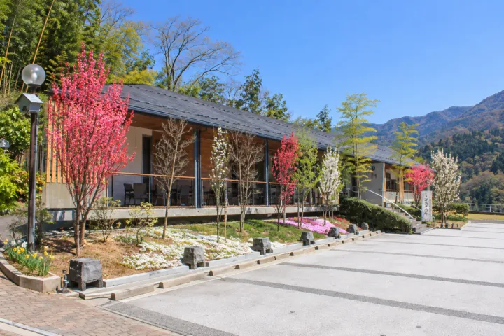 幸家の花木に囲まれた店舗外観