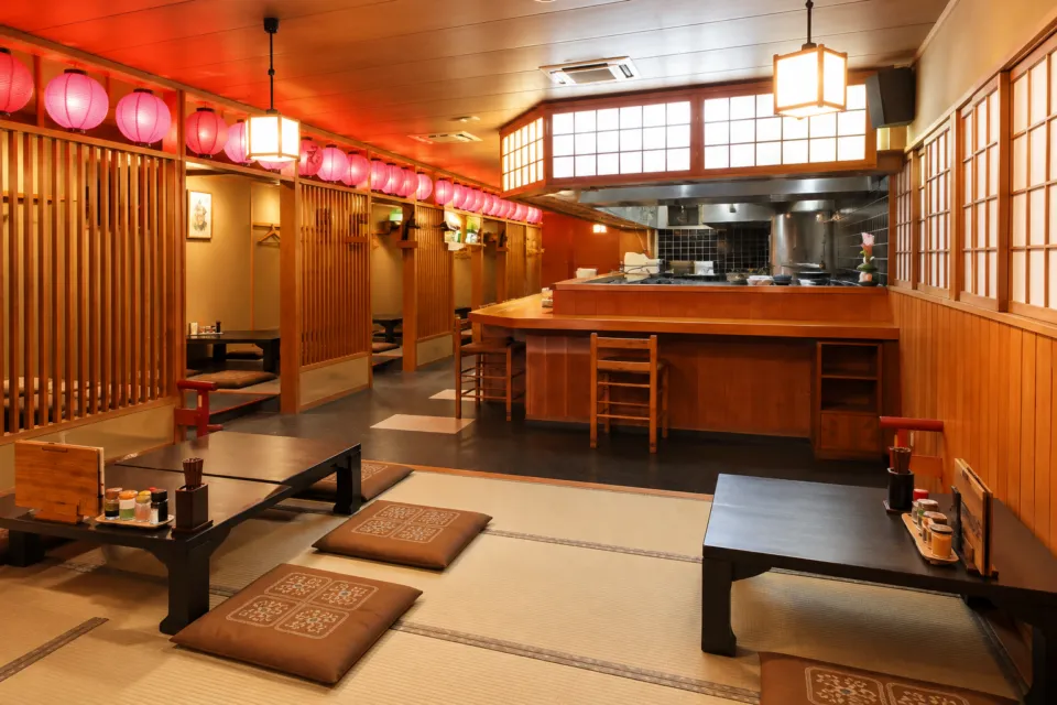 国際佐渡観光ホテル 八幡館の座敷とカウンターのある夜食処