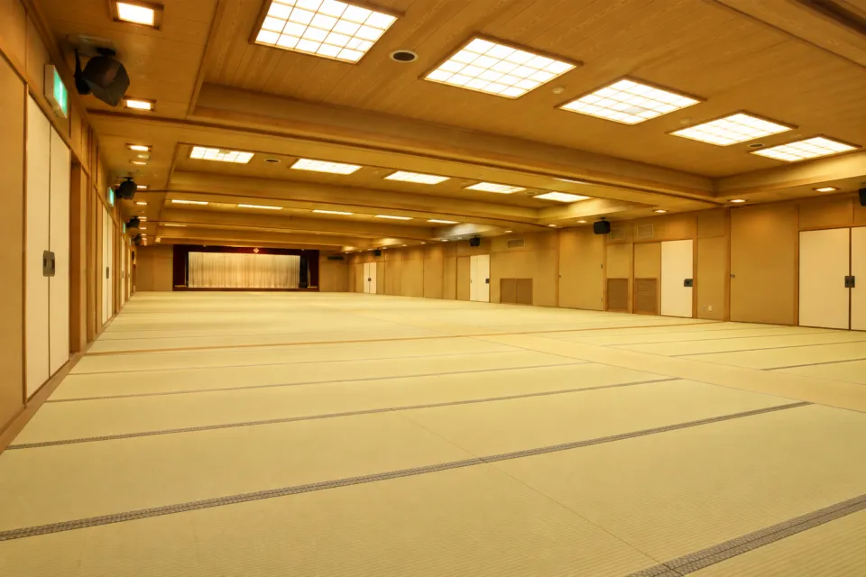 国際佐渡観光ホテル 八幡館の広い畳敷きの宴会場