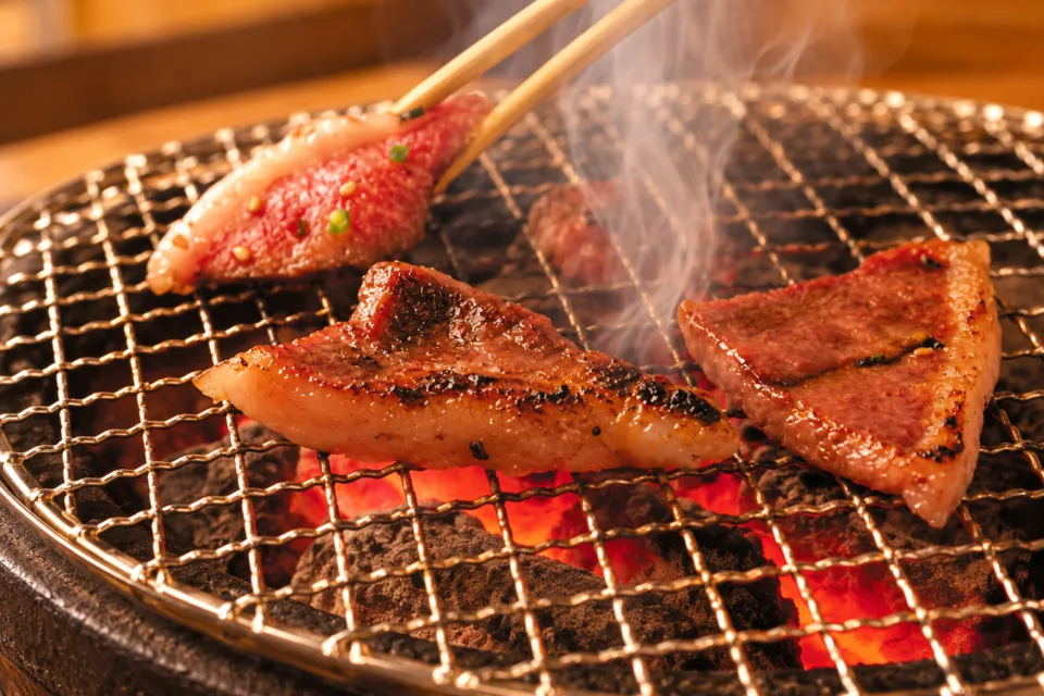 佐賀牛炭火焼肉 佐が家 武雄本店の網で焼いている肉