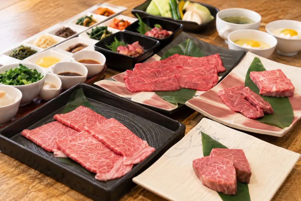 佐賀牛炭火焼肉 佐が家 武雄本店の極上焼肉コースの盛り付け