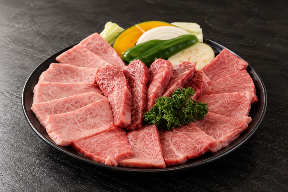 佐賀牛炭火焼肉 佐が家 武雄本店の焼肉と野菜の大皿盛り合わせ
