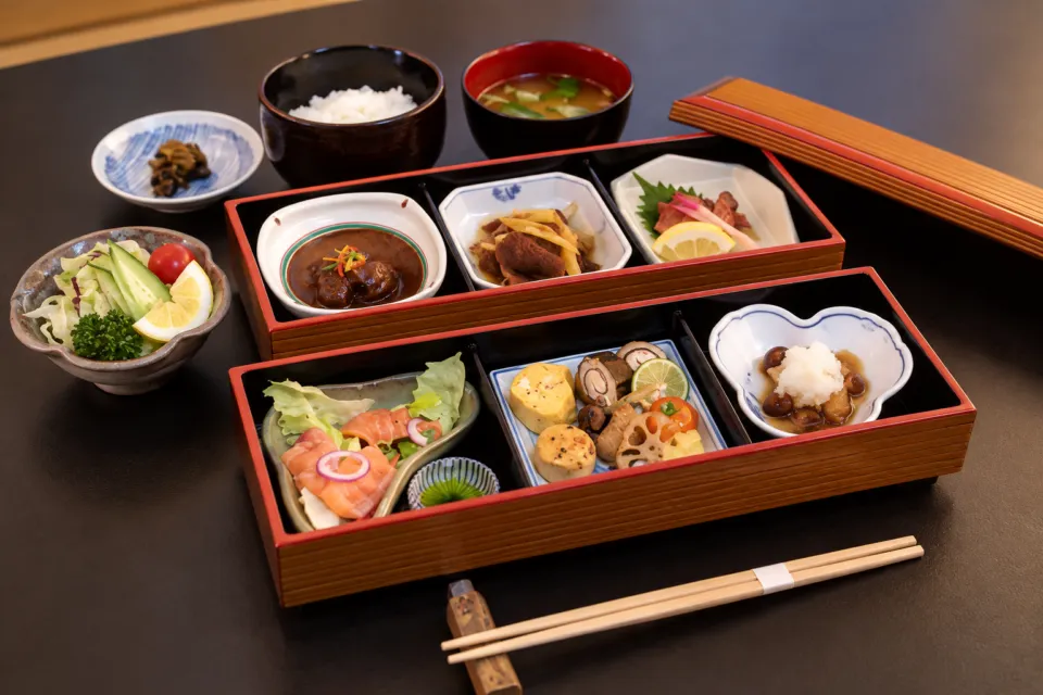 和風肉料理 佐五郎の木の器に多彩な料理を並べた昼御膳