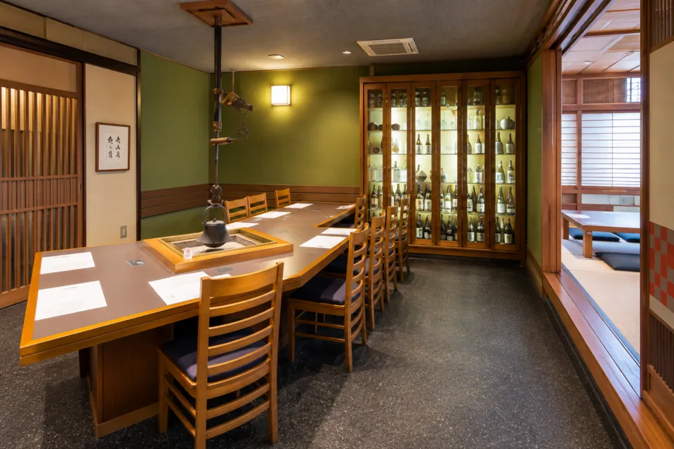 和風肉料理 佐五郎のテーブル席と小上がりのある店内