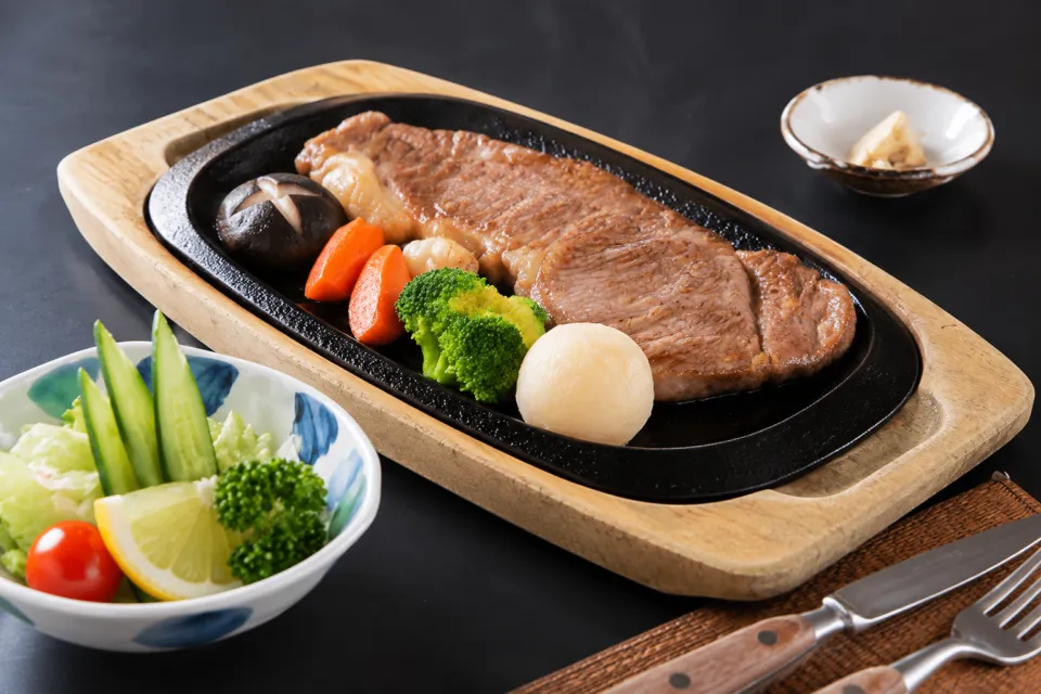 和風肉料理 佐五郎の鉄板に盛られたロースステーキ