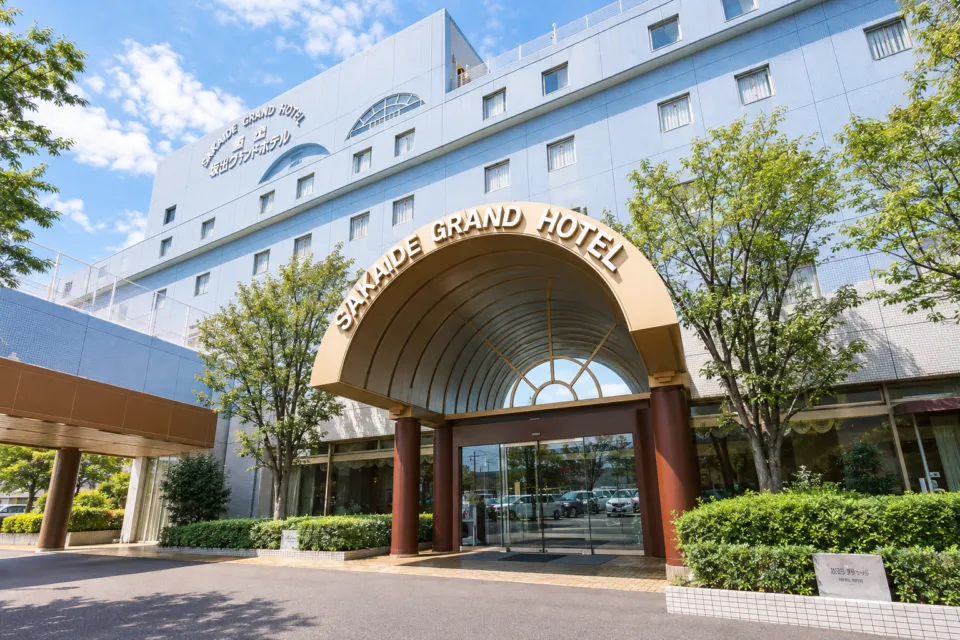 坂出グランドホテルの正面入口とホテル外観