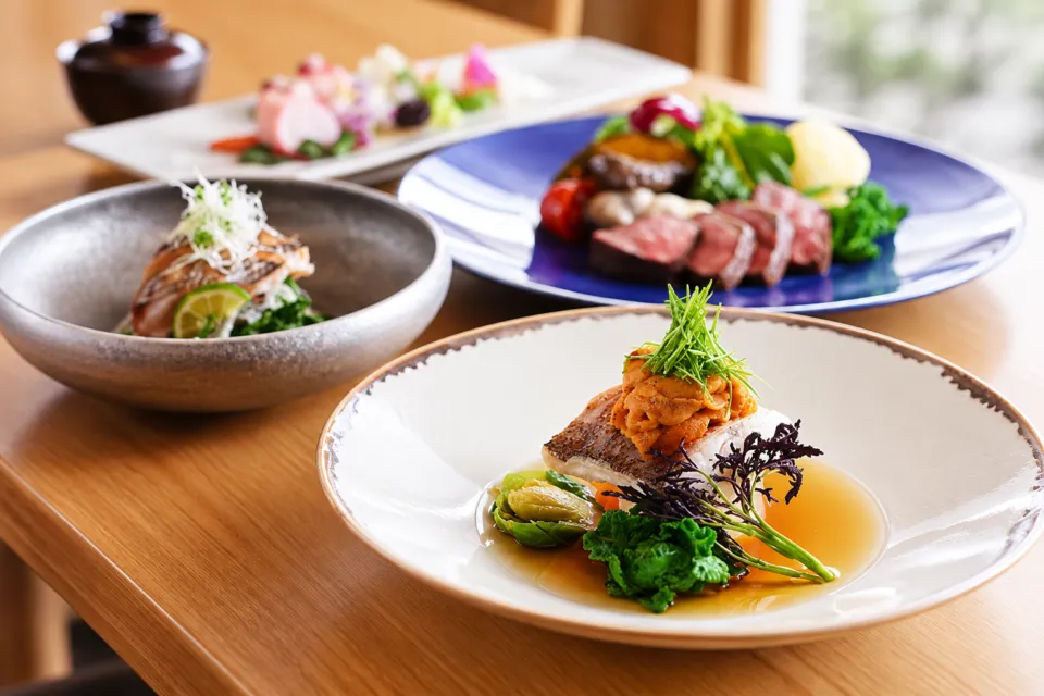 さんぽう西村屋 本店の魚料理を手前に配した山海のコース料理