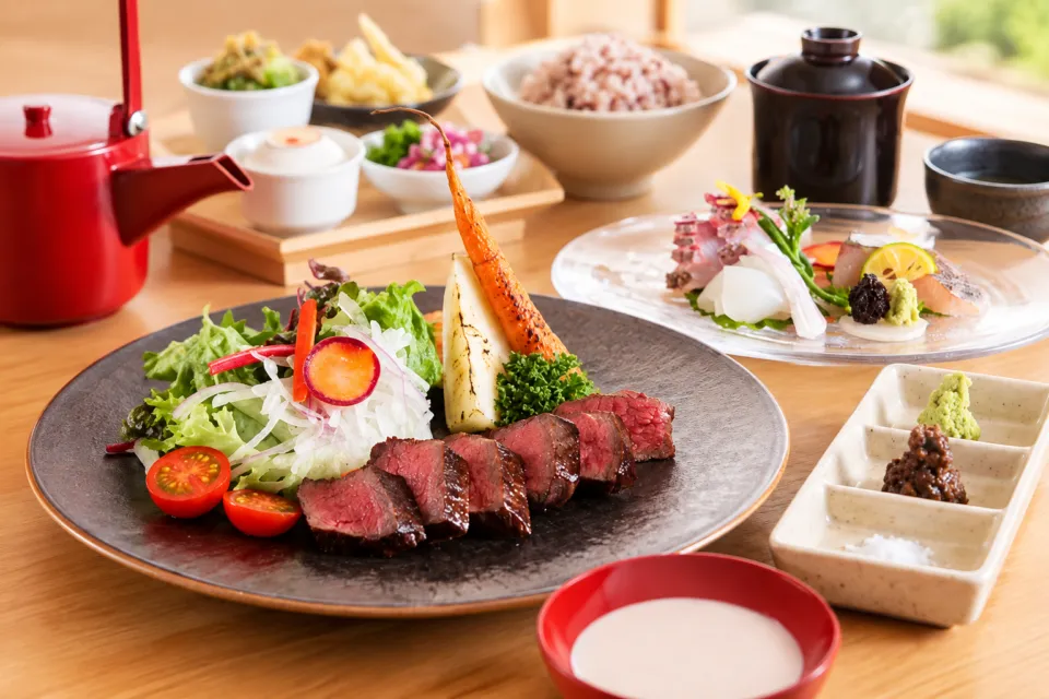 さんぽう西村屋 本店の但馬牛の焼き物と刺身を配した昼の御膳