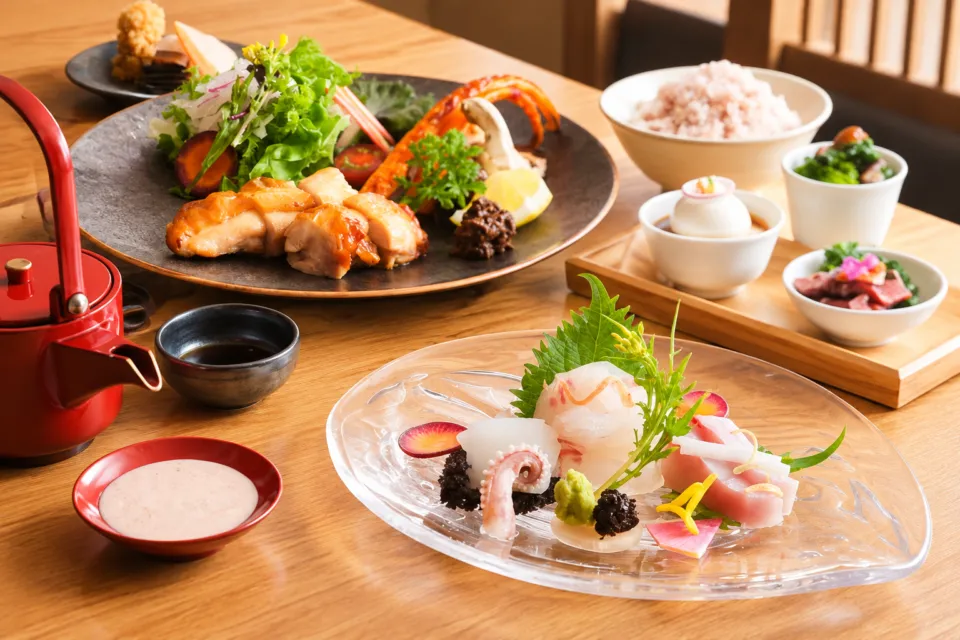 さんぽう西村屋 本店の鶏の焼き物と刺身を配した昼の御膳