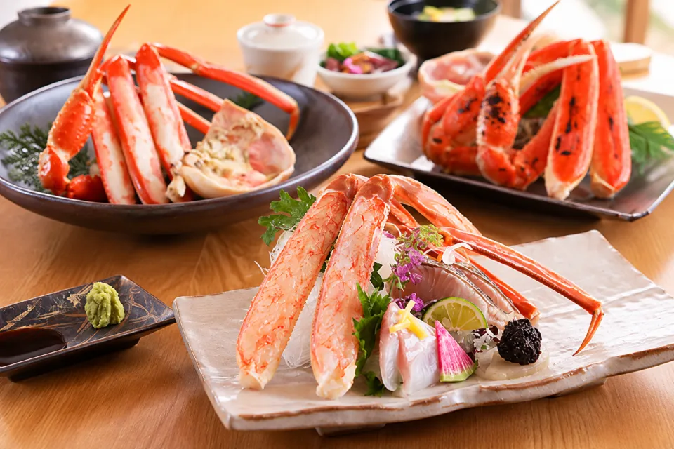 さんぽう西村屋 本店の刺身と焼き蟹を組み合わせた冬の昼のコース