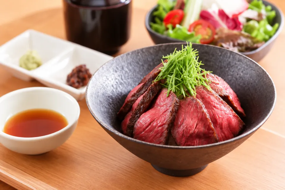さんぽう西村屋 本店の薄切り牛肉を重ねたステーキ丼