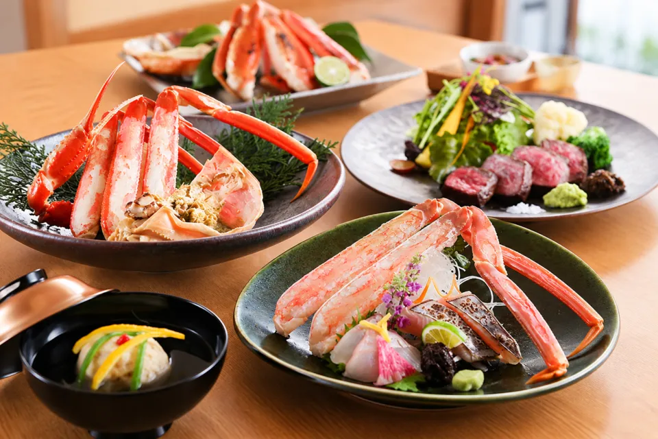 さんぽう西村屋 本店の松葉蟹と牛肉を組み合わせた冬の料理