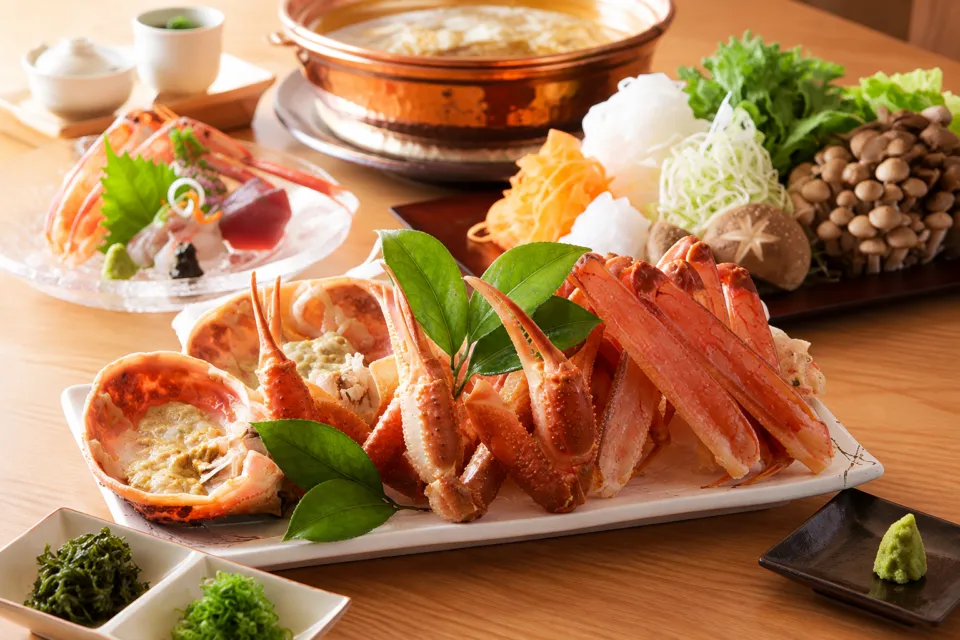 さんぽう西村屋 本店の蟹と鍋野菜を組み合わせた冬のコース料理