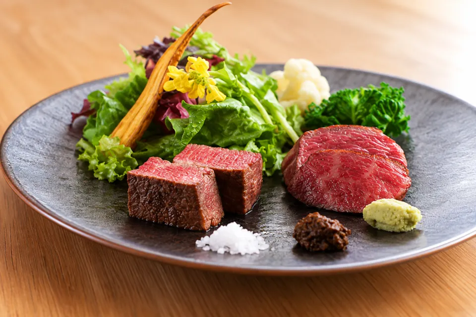 さんぽう西村屋 本店の二種類の但馬牛と野菜を盛り合わせた一皿