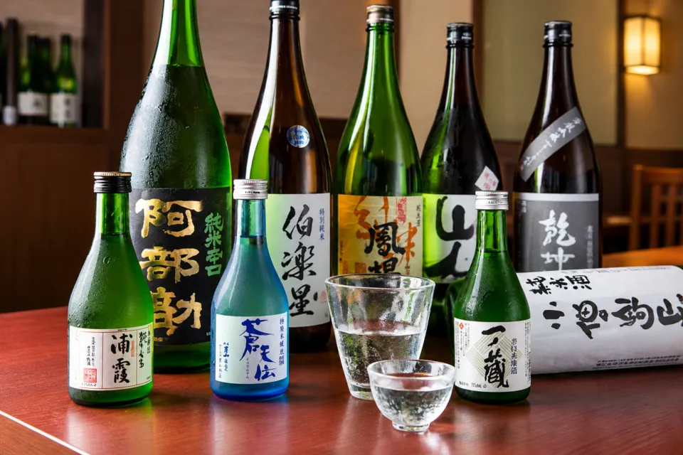 さんとり茶屋のカウンターに並ぶ地酒