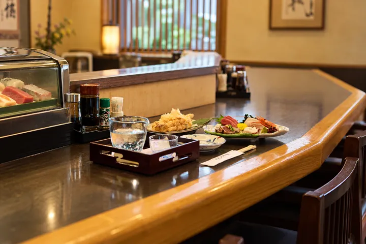 さんとり茶屋のカウンターに配膳された料理