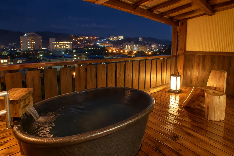 紗々羅の夜景を望む陶器の露天風呂