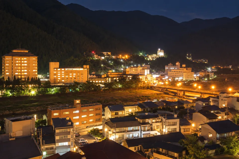 紗々羅の温泉街の夜景