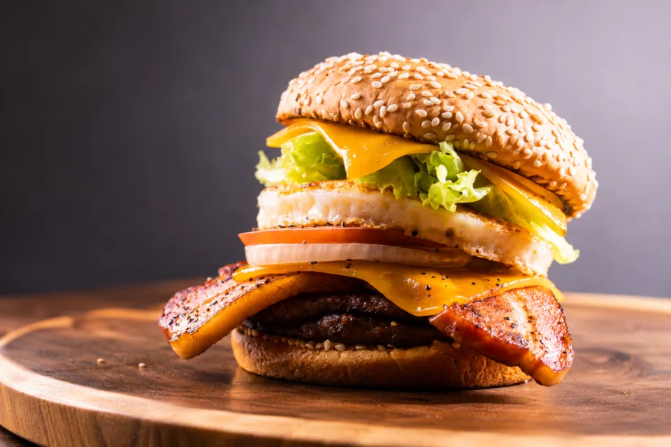 Sasebo C&B Burgers 下京町店のベーコンとチーズを挟んだバーガー