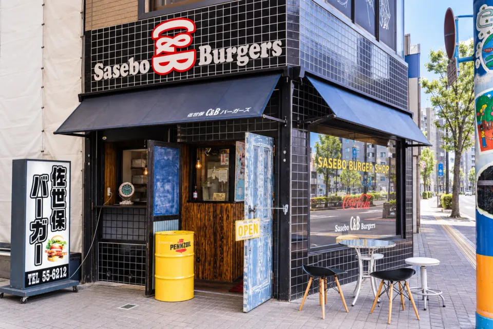 Sasebo C&B Burgers 下京町店の看板がある店舗入口