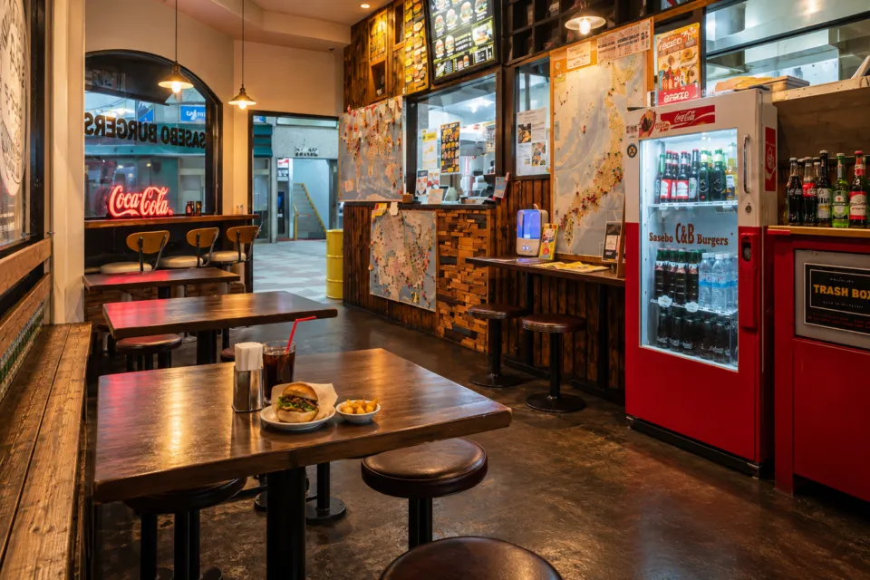 Sasebo C&B Burgers 下京町店のテーブル席と壁面装飾がある店内