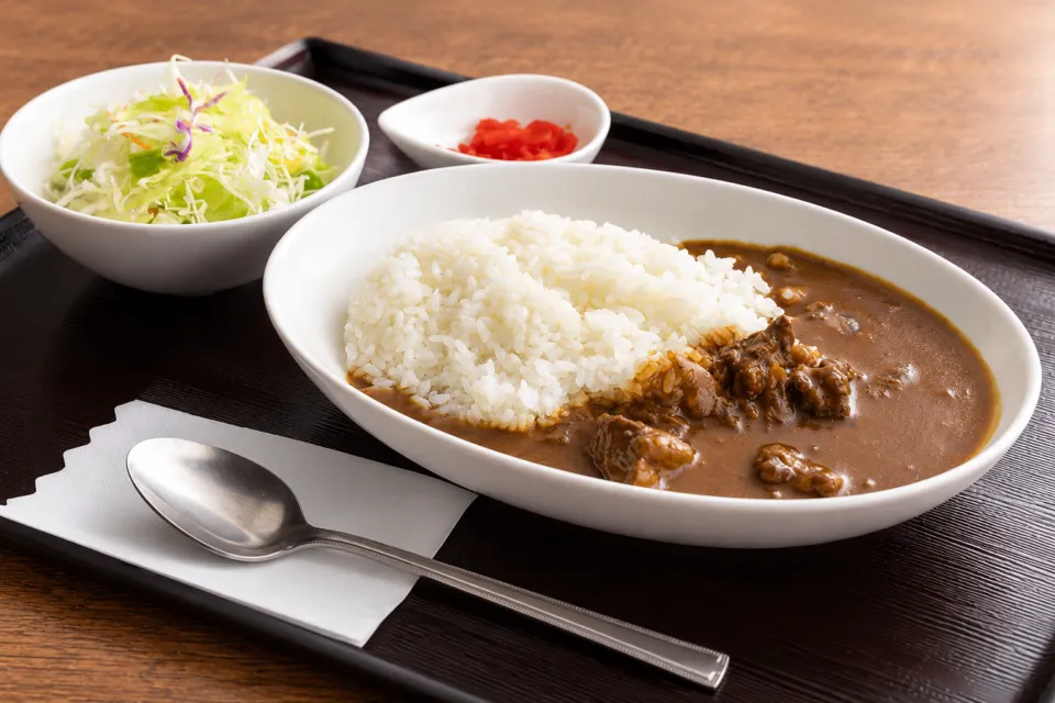 レストラン本陣のカレーライスとサラダ