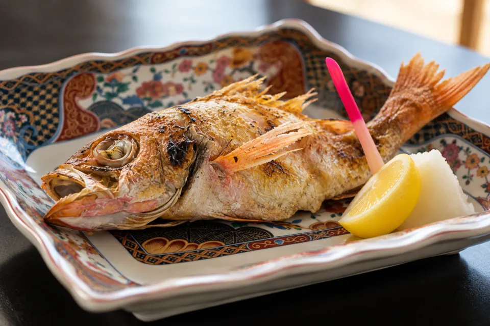 瀬波ビューホテルのレモンを添えた焼き魚
