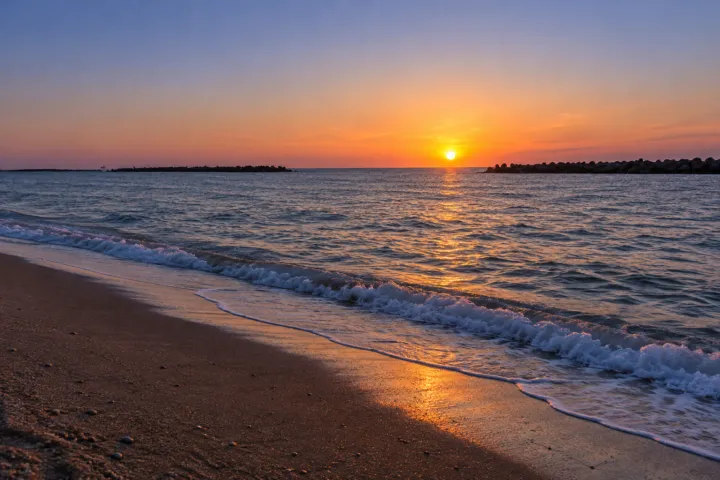 瀬波ビューホテルの前に広がる日本海の夕景