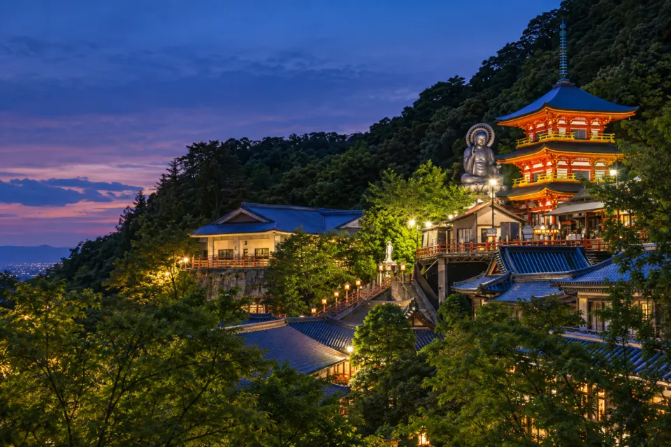 信貴山大本山 玉蔵院の夕暮れの境内を見渡す景色