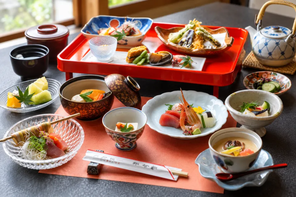 信貴山大本山 玉蔵院の器に盛り付けた会席料理