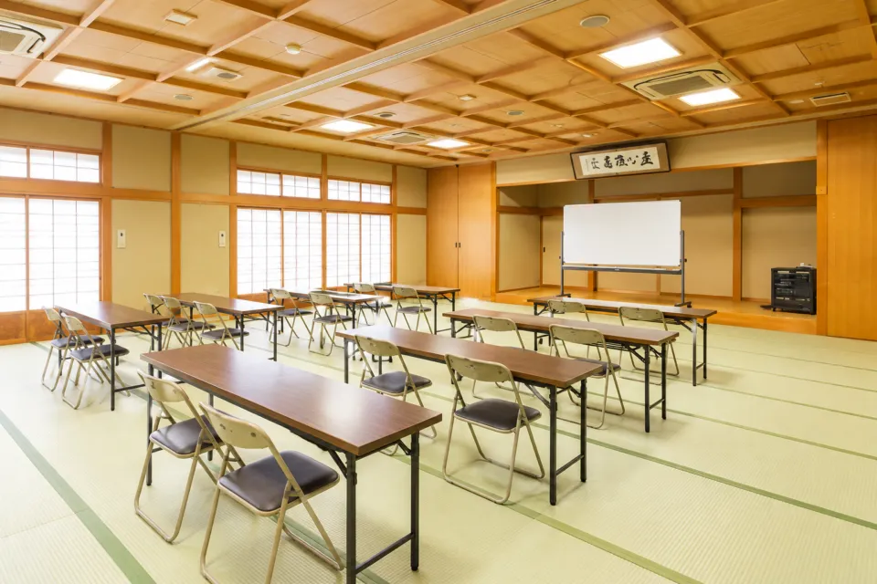 信貴山大本山 玉蔵院の机と椅子を配置した研修会場