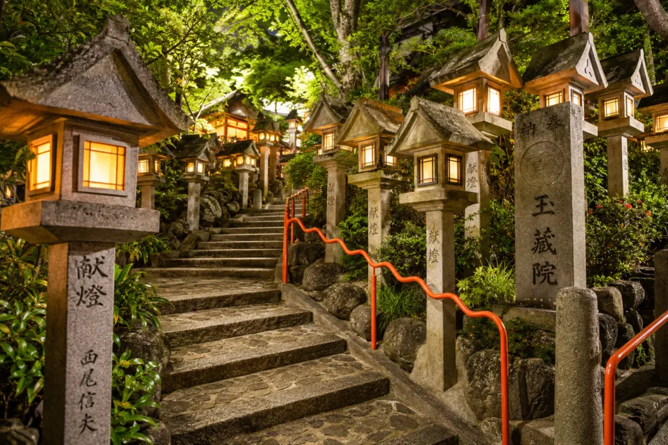 信貴山大本山 玉蔵院の灯籠に照らされた夜の石段