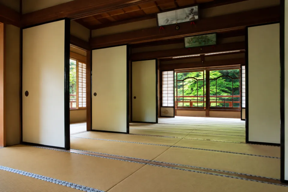 信貴山大本山 玉蔵院の障子越しに緑が見える和室