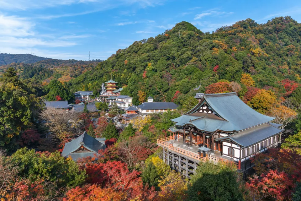 信貴山大本山 玉蔵院の秋の境内を見渡す眺望