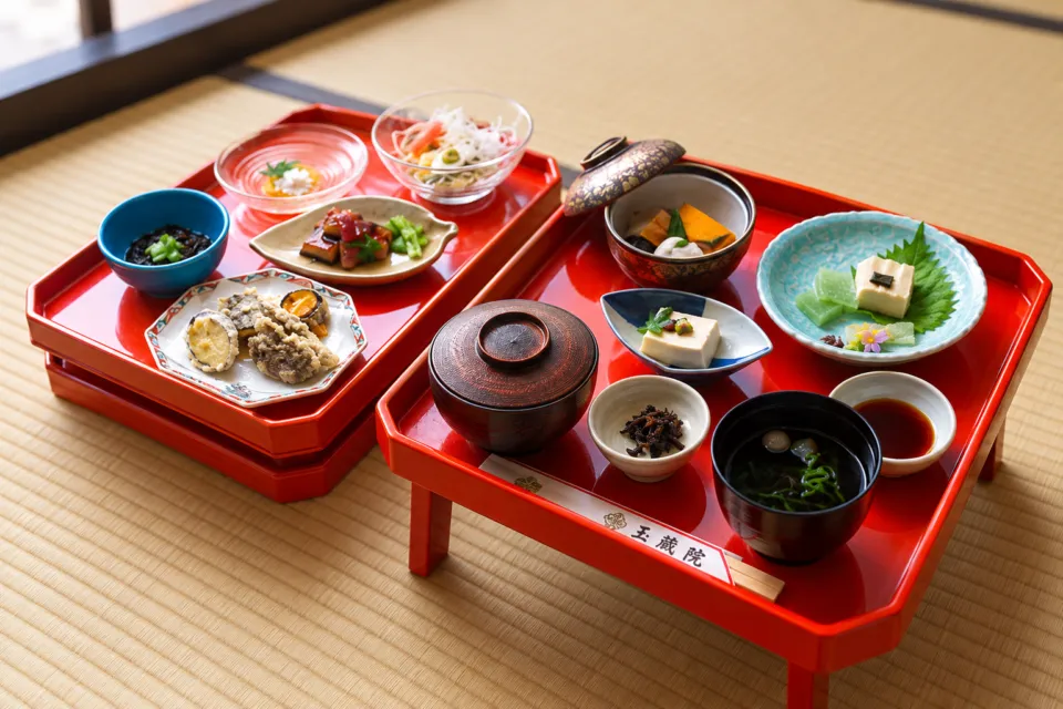 信貴山大本山 玉蔵院の朱塗りの膳に並ぶ精進料理