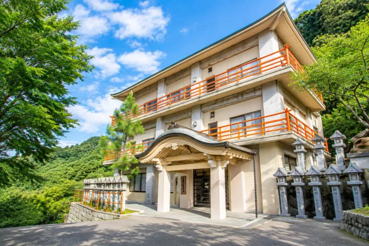 信貴山大本山 玉蔵院の富貴閣の外観