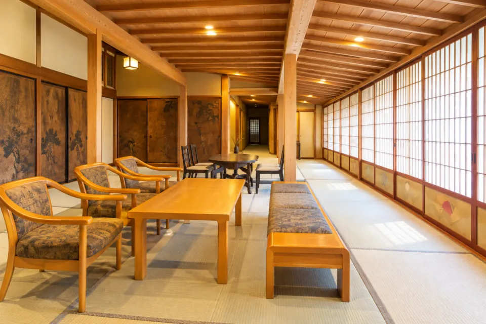 信貴山大本山 玉蔵院の低い食卓と椅子が並ぶ食事会場