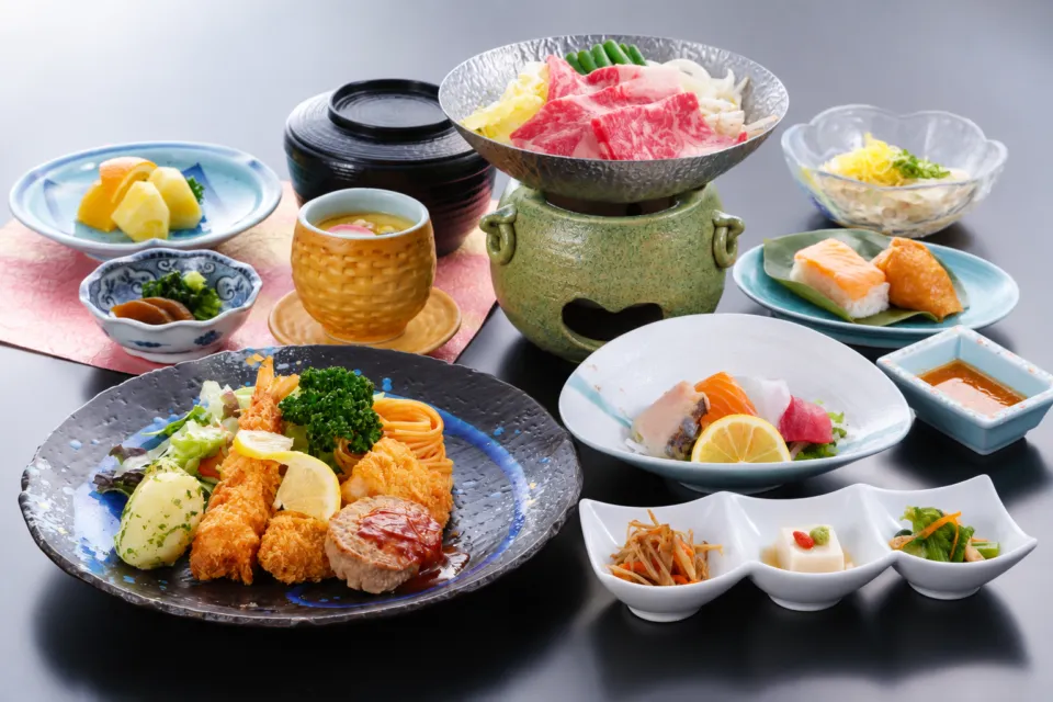 信貴山観光ホテルの鍋と小鉢の料理