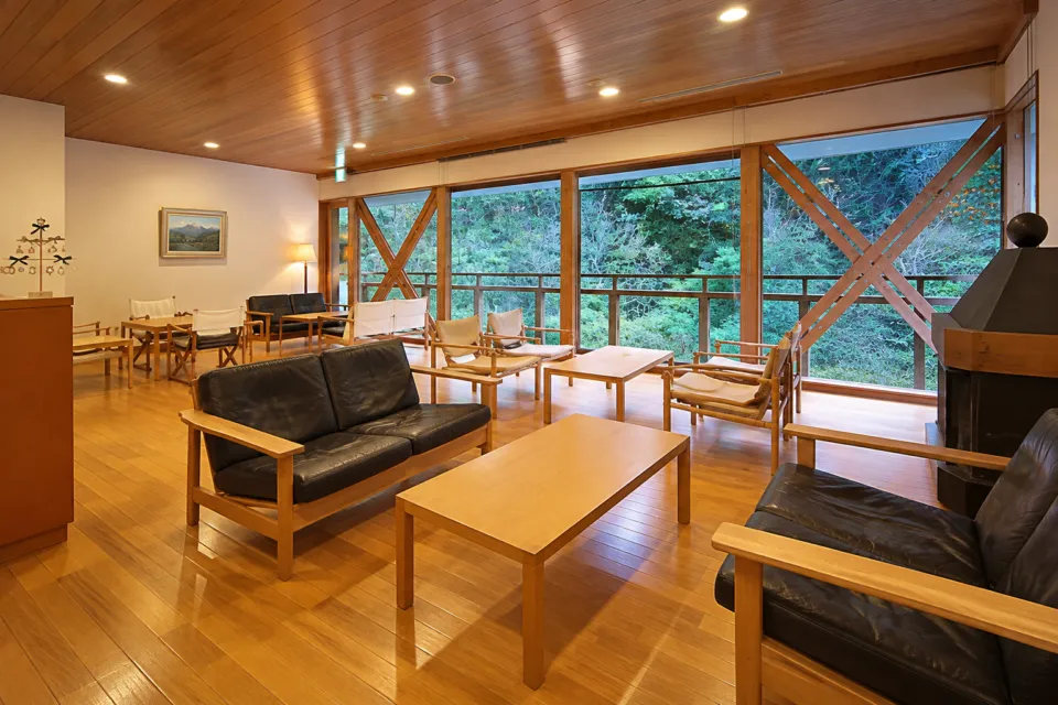 椎葉山荘の木の椅子が並ぶロビー