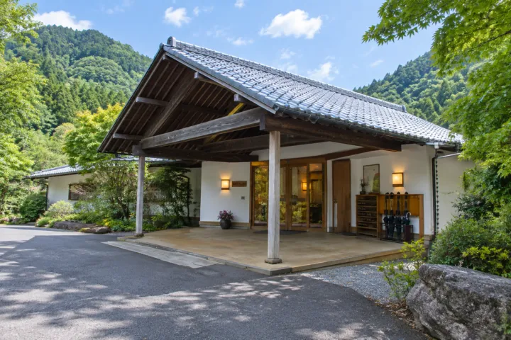 椎葉山荘の正面入口と瓦屋根の外観