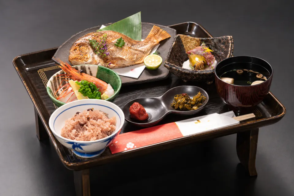 四季茶房八夢の鯛のお頭を添えたお食い初め膳