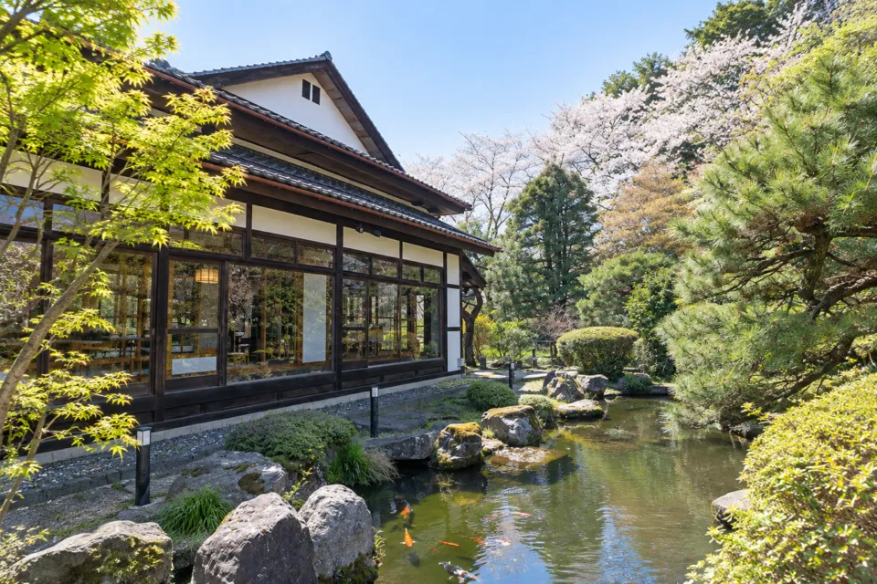 四季茶房八夢の池と庭園に面した店舗外観