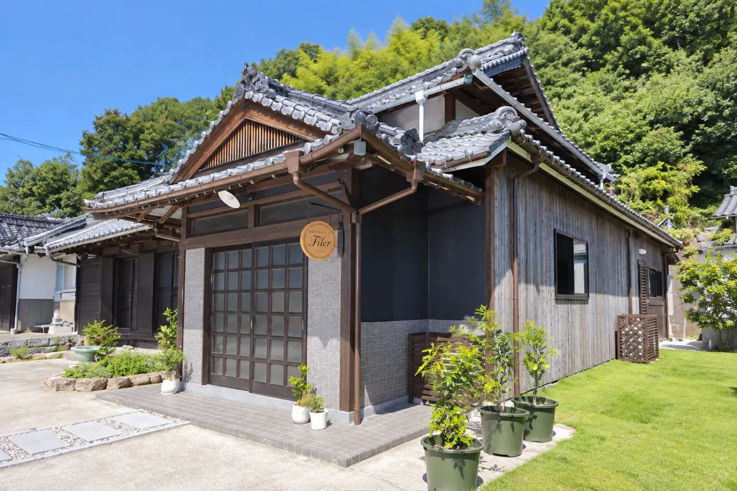 しまなみフレンチFilerの瓦屋根の店舗外観
