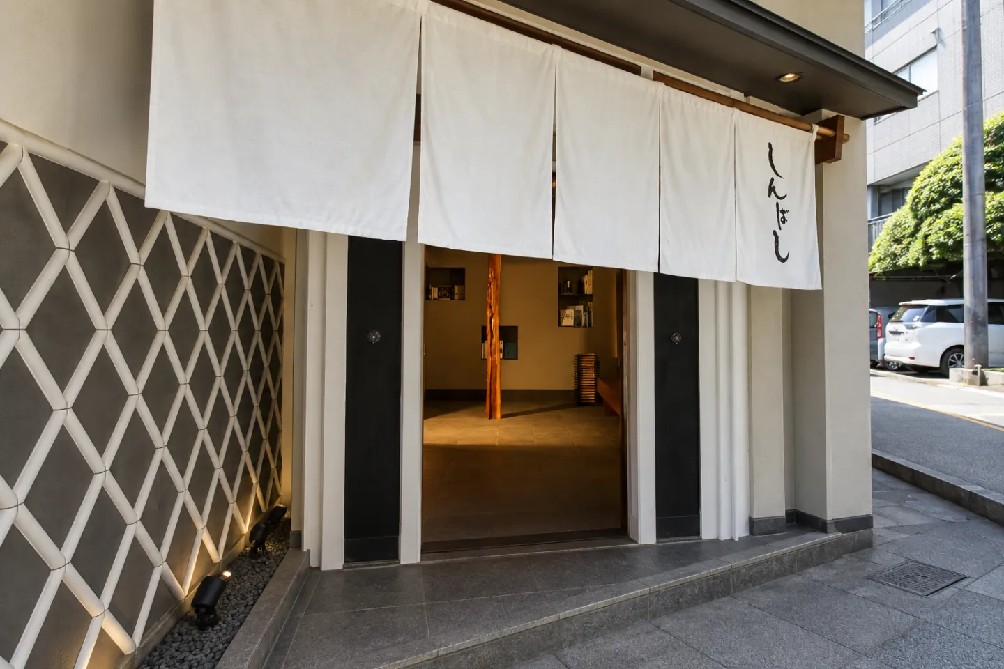 しんばしの暖簾がかかる入口