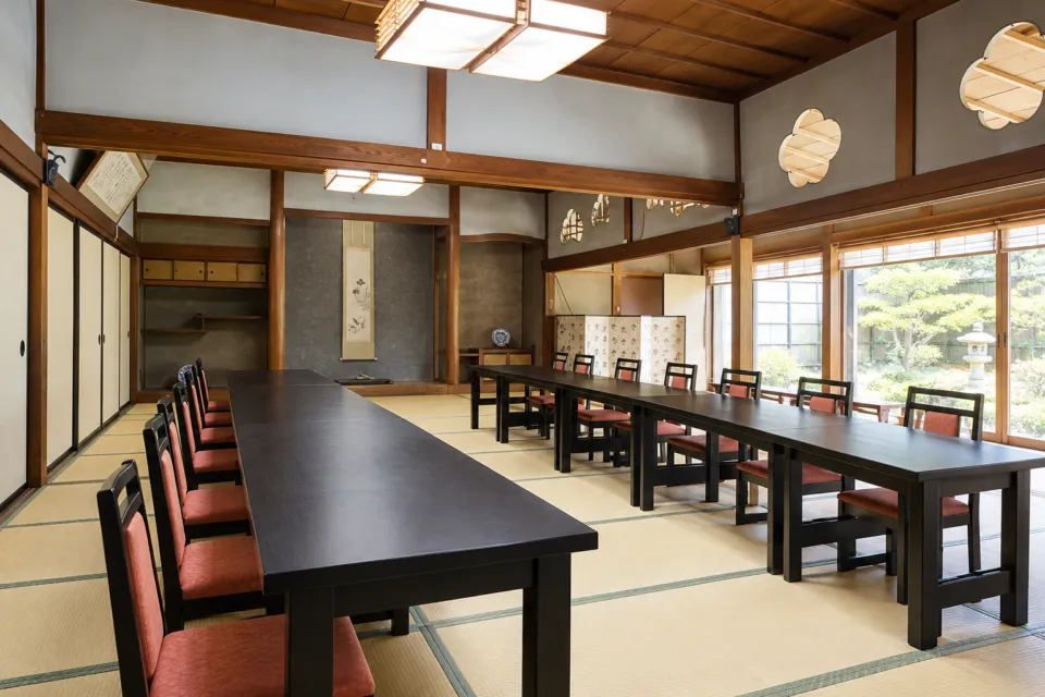 御料理 新茶屋の長卓と椅子が並ぶ和室