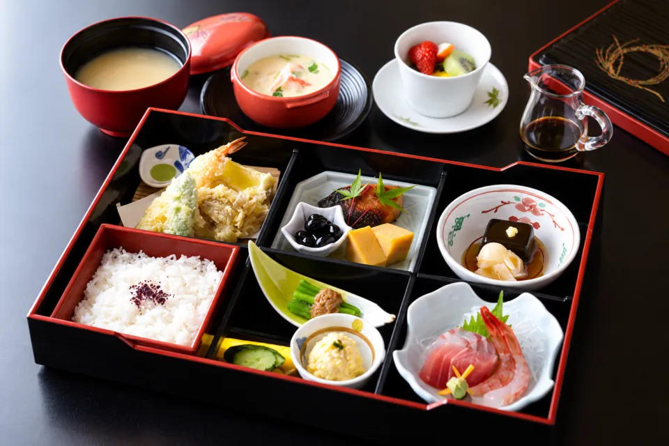 御料理 新茶屋の松花堂弁当の料理一例