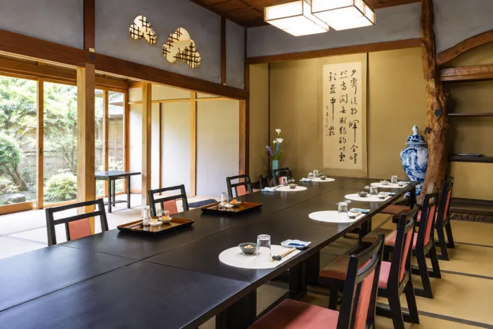 御料理 新茶屋の椅子席の食卓と和室